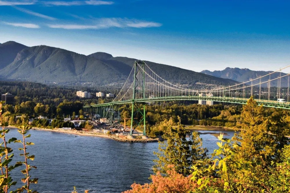 Lions Gate Bridge suspension bridge Vancouver mountains