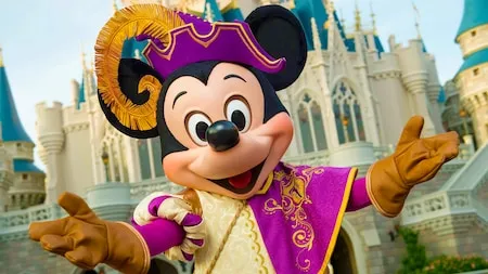 Mickey Mouse vestido a caráter para o Mickey’s Royal Friendship Faire no Cinderella Castle do Magic Kingdom Park