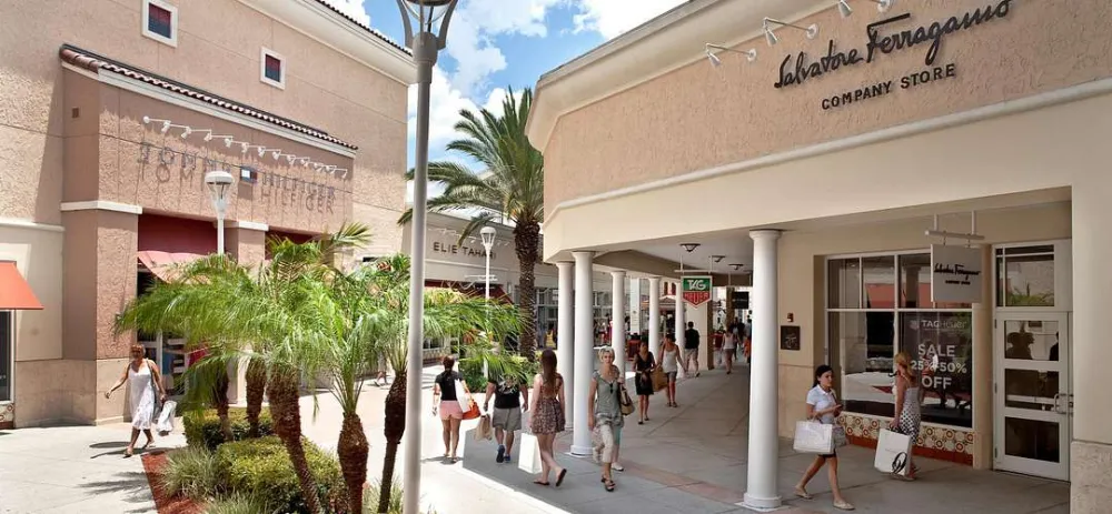 Lojas e estacionamento no Orlando Vineland Premium Outlets