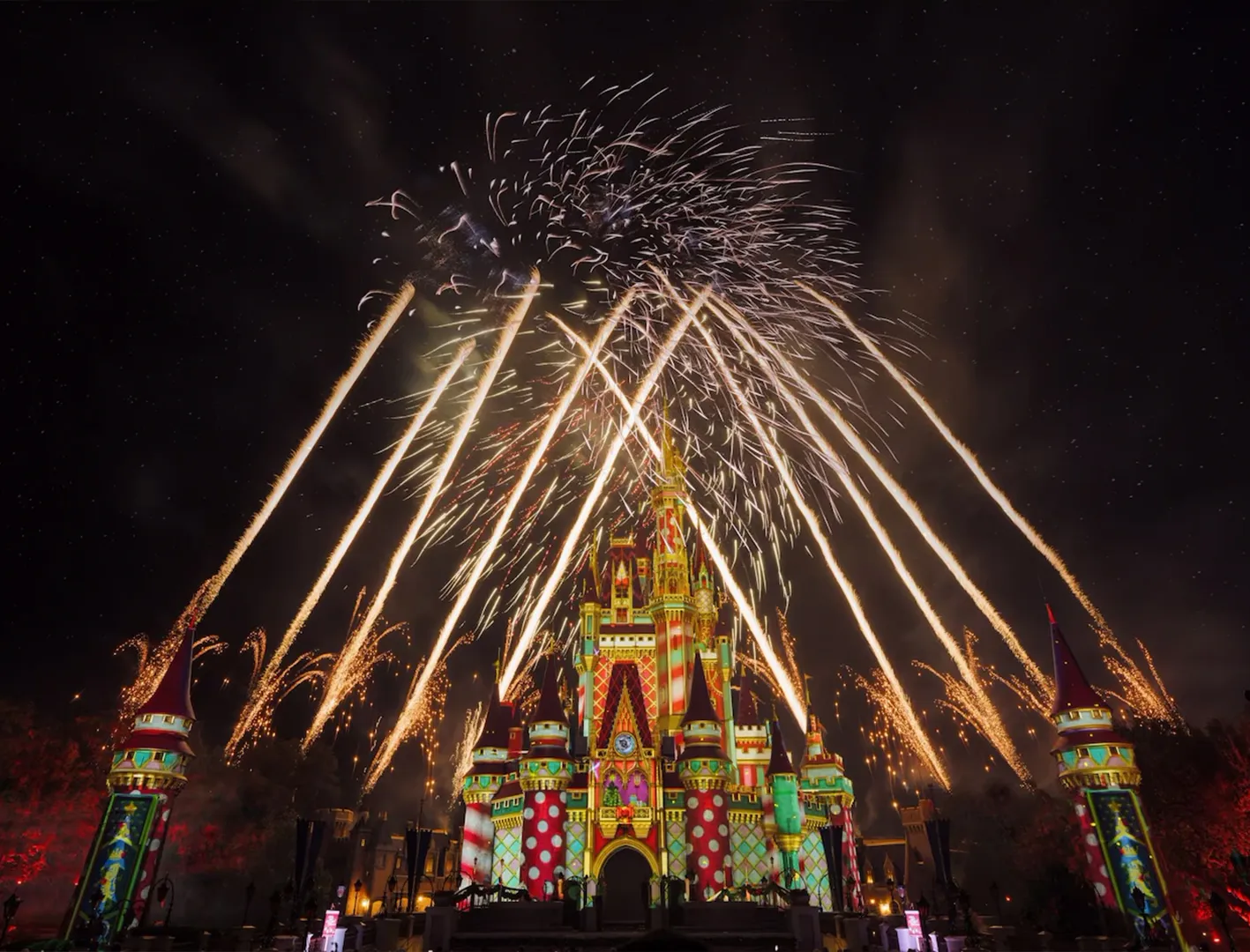 Castelo da Cinderela iluminado com fogos de artifícios no Minnie’s Wonderful Christmastime Fireworks