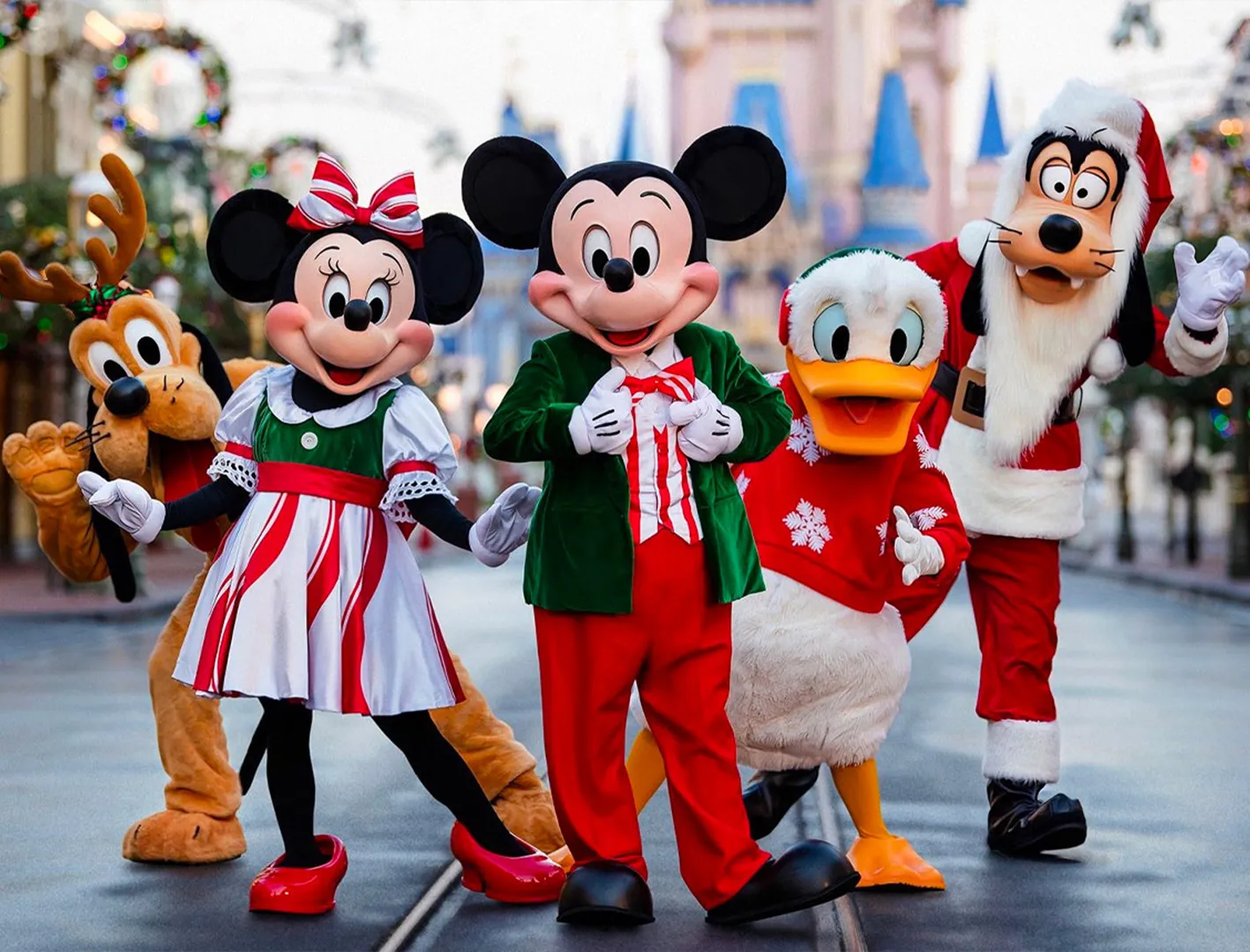 Pluto, Minnie, Mickey, Pato Donald e Pateta com roupinhas especiais de Natal 