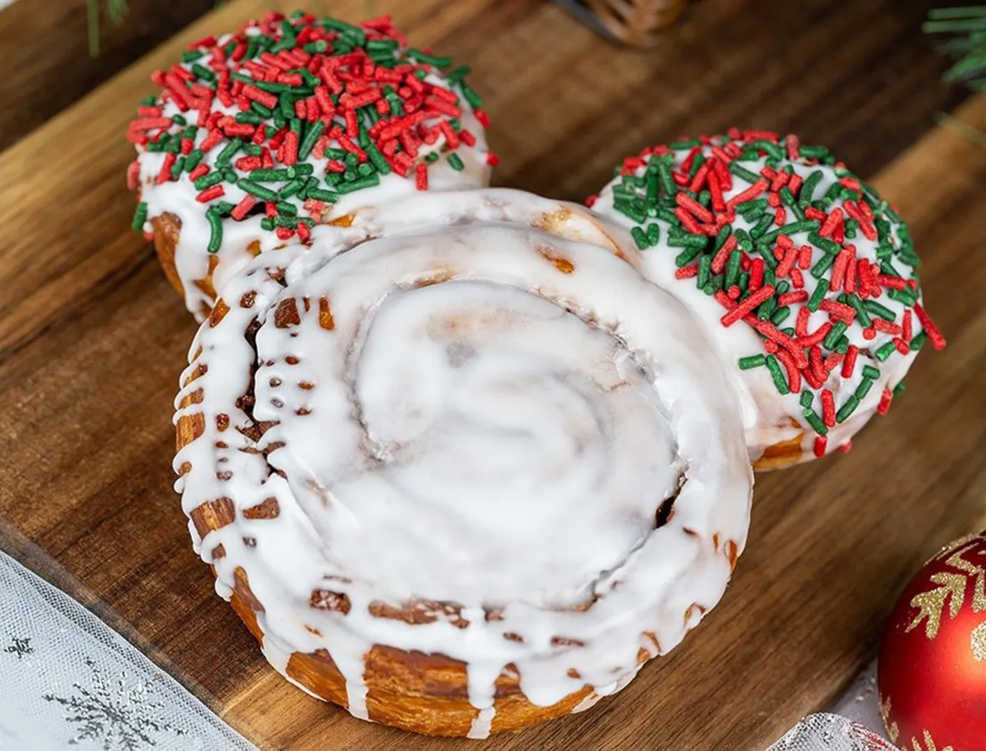 Cinnamon Roll em formato de Mickey com cobertura temática de Natal