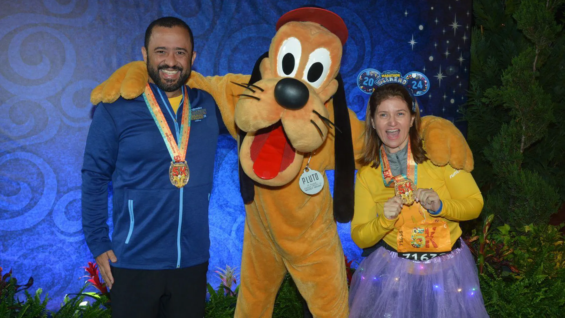 Paulo Soares, Pluto e tia Joice Ferreira ao finalizar a corrida na Disney de 5K